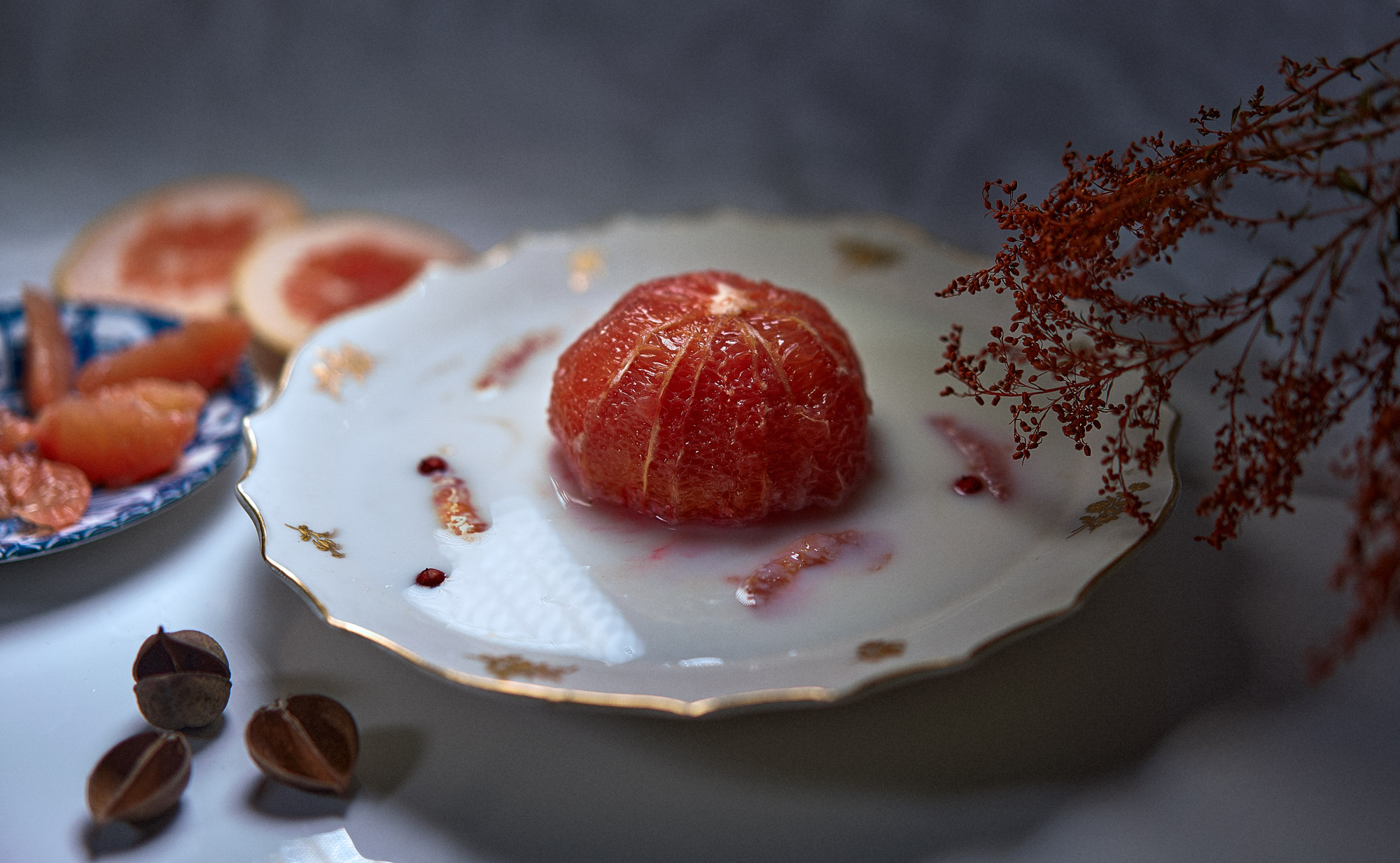 Dessert au pamplemousse sur une assiette blanche raffinée.