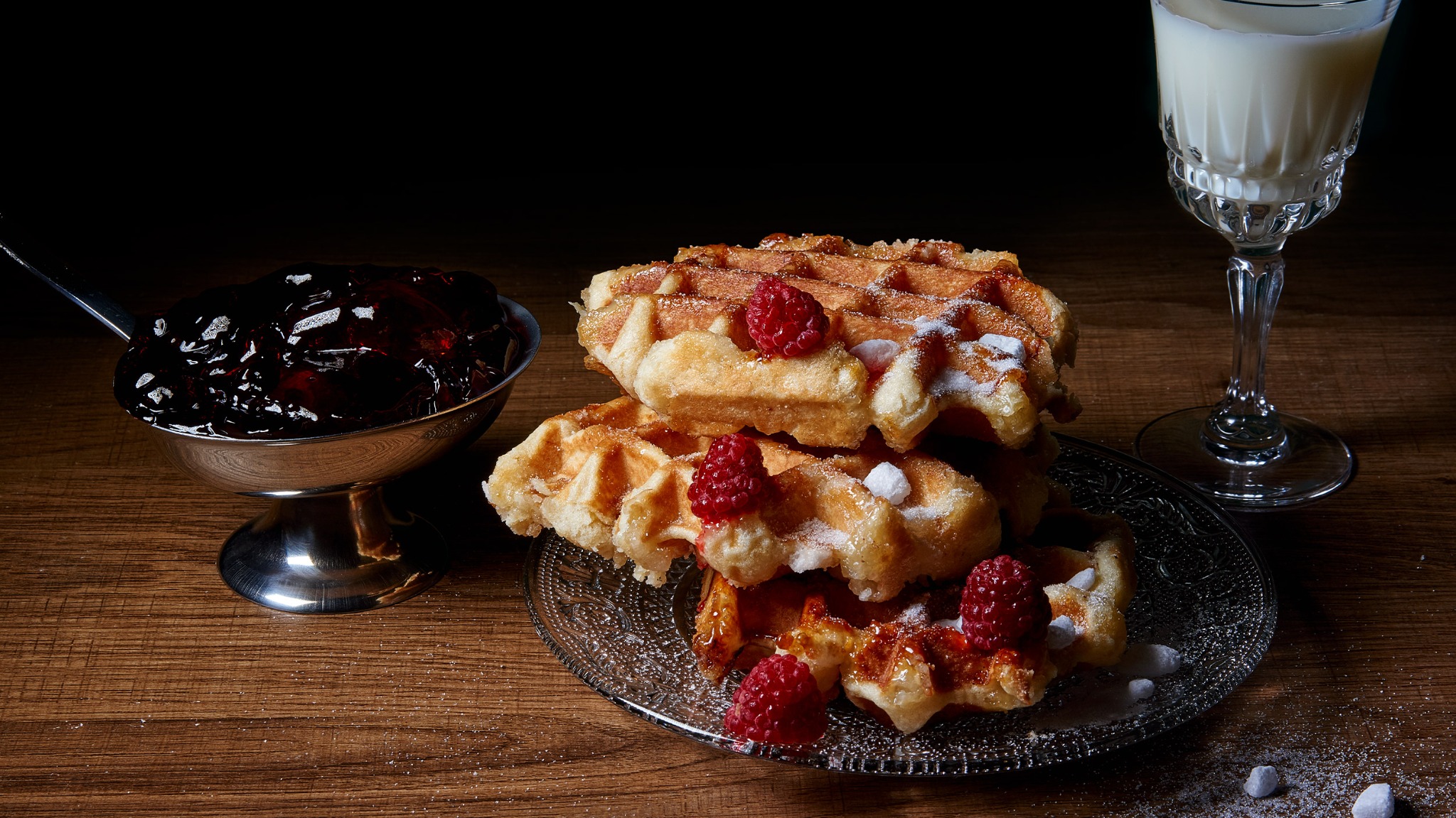 Gaufres aux framboises et gelée rouge.