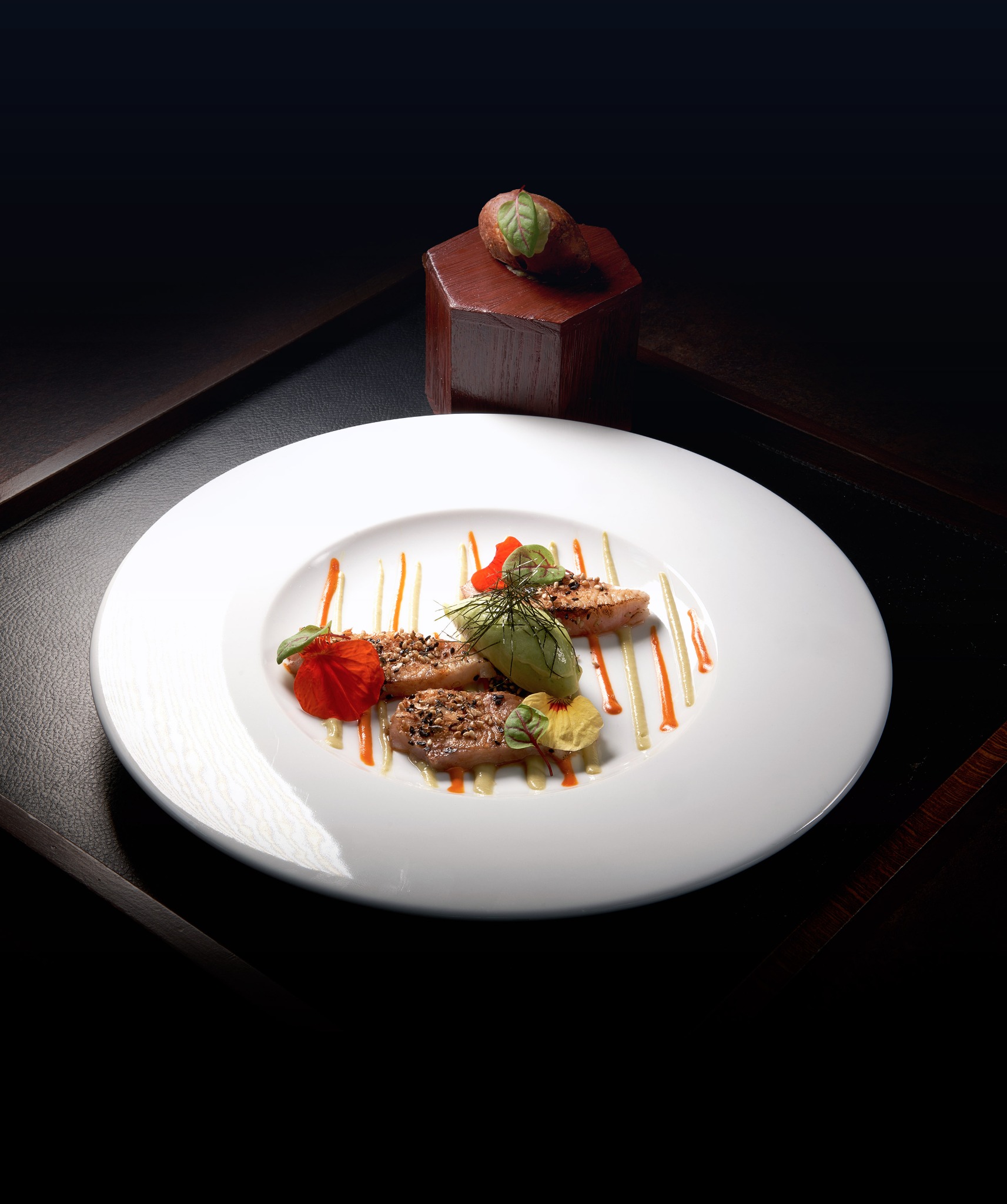 Assiette de hamachi dressée en restaurant.