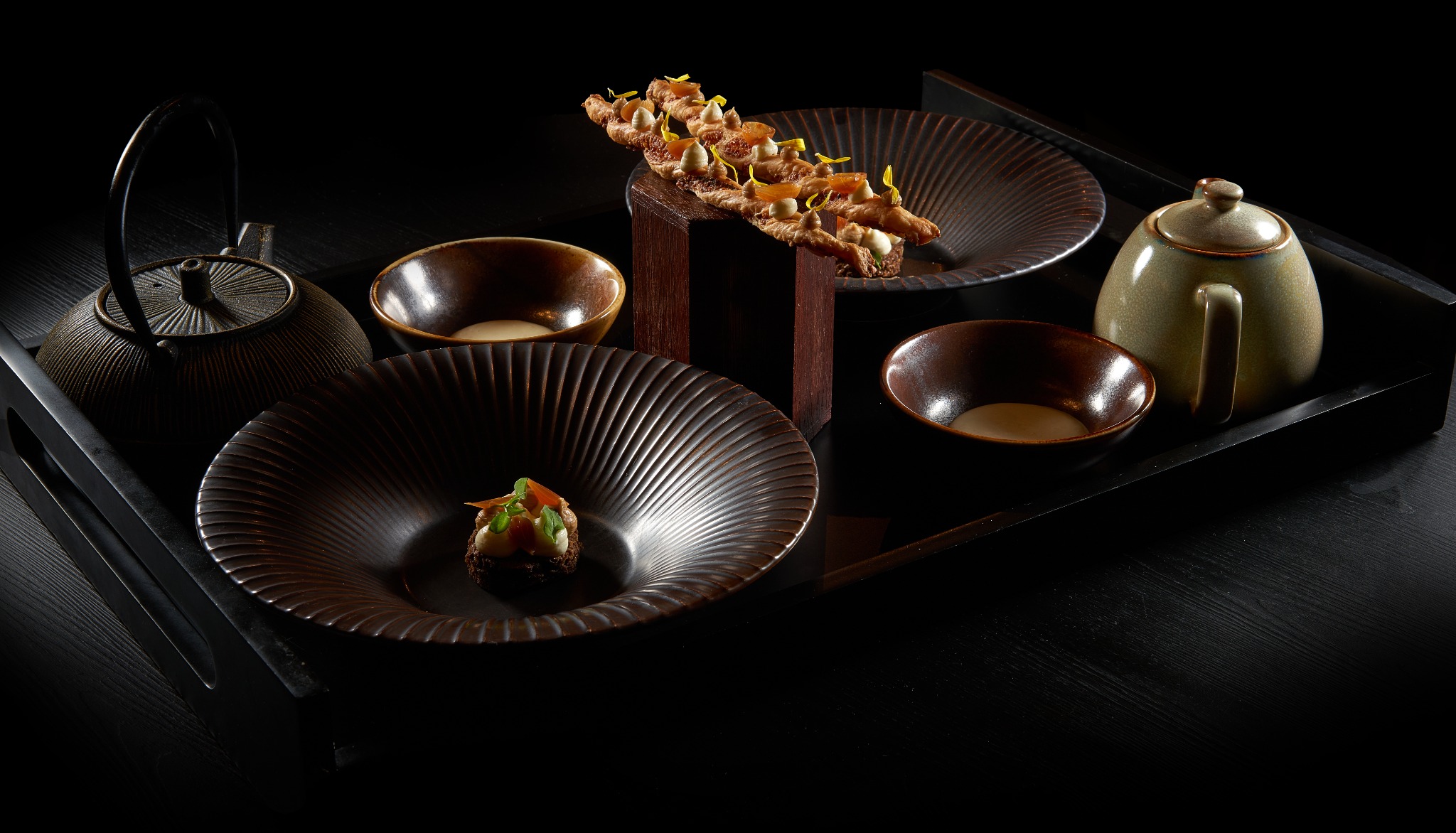 Table japonaise gastronomique en clair-obscur.